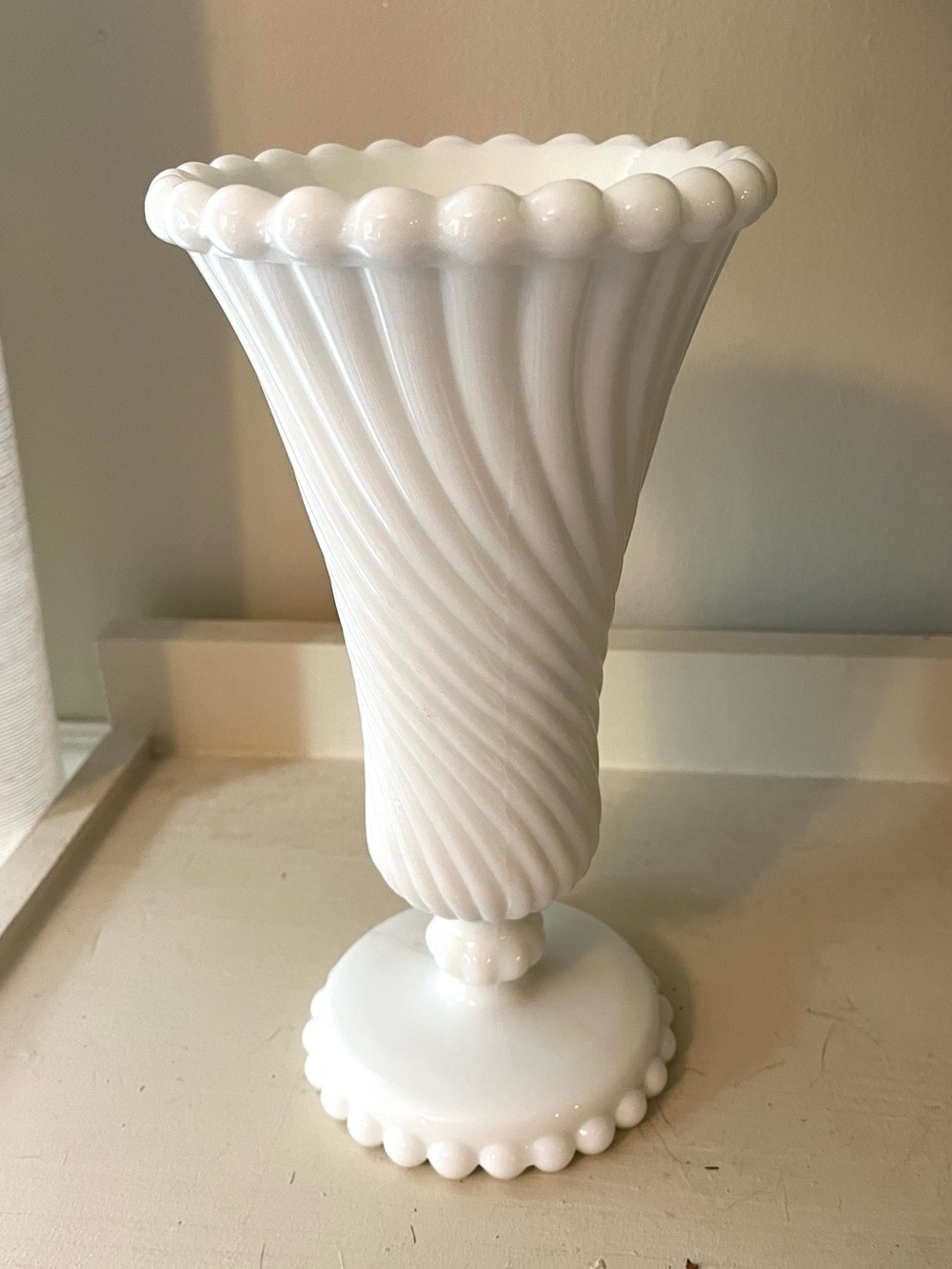 Vintage WESTMORELAND Vase Swirl and Ball Pattern Flared Milk Glass Pedestal Vase - Picture 5 of 13